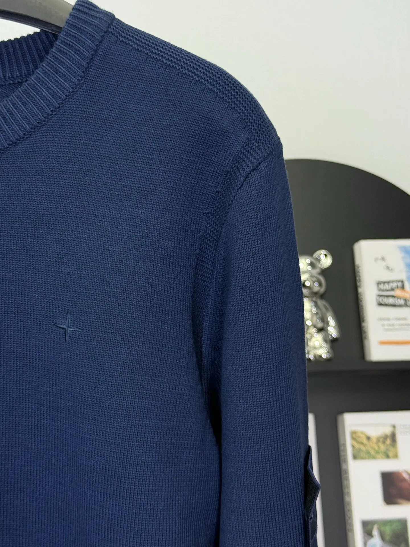 P400 💕Stone Island’s knitted sweater turns the workwear texture into a street-recognizable card. In the “style coordinate system” of trendy brands, Stone Island’s navy blue round-neck knitted sweater is the golden intersection of “function and style”.  It uses solid knitting technology to create a neat silhouette. The low-key cross logo on the chest and the brand's iconic detail design are the fashionable luxury code engraved in the DNA of Stone Island. The navy blue model hides a hard-core texture in simplicity; the classic round neck is suitable for all styles and is a "style converter" in the wardrobe.  As an ingenious work of an Italian fashionable luxury brand, its knitted texture is crisp and tough, and the upper body has a tough aura of workwear style while being comfortable for daily wear. Whether paired with overalls to create a functional trend, or paired with jeans to create a street style, you can easily wear it with a high-end feel that is instantly recognizable to fashion industry veterans.  This autumn and winter, let it become the "dark blue medal" in your wardrobe and unlock the daily functional aesthetics of Stone Island~
